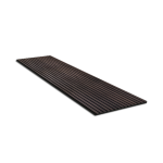 Ein langes, einzelnes WoodUpp Akustikpaneel aus dunklem Holz liegt flach auf einem weißen Hintergrund. Das Paneel zeigt schmale, parallel verlaufende Holzlamellen, die auf einem schwarzen Akustikfilz montiert sind. Diese moderne Wandverkleidung von WoodUpp ist sowohl dekorativ als auch funktional für eine bessere Raumakustik.