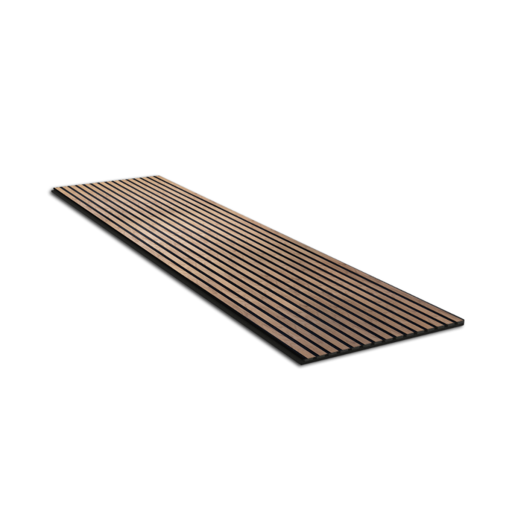 Auf einem weißen Hintergrund liegt ein einzelnes, langes WoodUpp Akustikpaneel flach. Die diagonale Ansicht zeigt die parallelen, dunkelbraunen Holzlamellen, die auf einem schwarzen, schallabsorbierenden Filz befestigt sind. Die Struktur und Qualität des WoodUpp Paneels sind deutlich erkennbar.