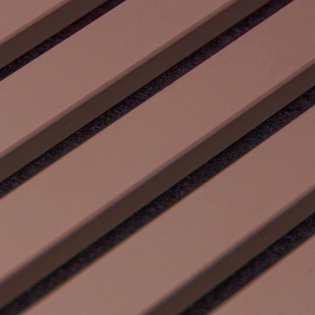 Nahe Aufnahme eines diagonalen WoodUpp-Lamellenpaneels: matte, terrakottafarbene Holzlatten mit schmalen, dunklen Filzstreifen dazwischen. Das WoodUpp-Produkt wirkt als akustische Wandverkleidung mit gleichmäßigen Fugen, klaren Kanten und strukturierter Filzfüllung zur Schallabsorption. Die Oberfläche erscheint fein geschliffen und angenehm matt.