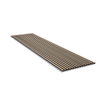 Dieses Bild zeigt eine perspektivische Ansicht eines einzelnen WoodUpp Akustikpaneels. Es handelt sich um ein Paneel mit hellen Holzlamellen, wahrscheinlich Eiche, die auf einem grauen, schallabsorbierenden Akustikfilz befestigt sind. Das gesamte Paneel ist vor einem reinweißen Hintergrund freigestellt.