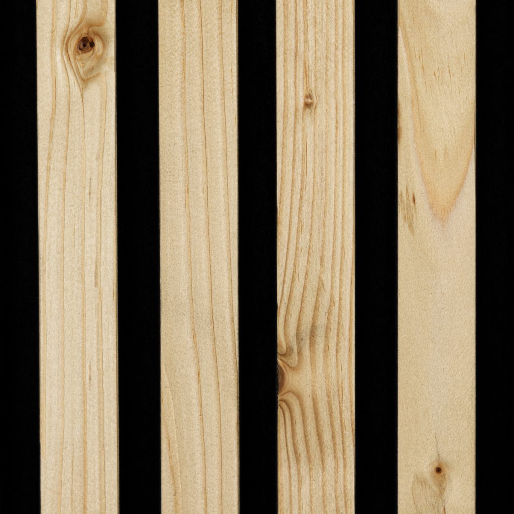 Vier parallel angeordnete, helle WoodUpp-Holzlatten mit feiner Maserung und einzelnen Aststellen vor schwarzem Hintergrund; glatte, schmale Latten zeigen natürliche Farbschwankungen und Holzstruktur. Produktabbildung für WoodUpp, natürliche, unbehandelte Optik, Nahaufnahme im Hochformat, ideal zur Darstellung für Möbel-, Innenausbau- oder Dekorationsanwendungen.