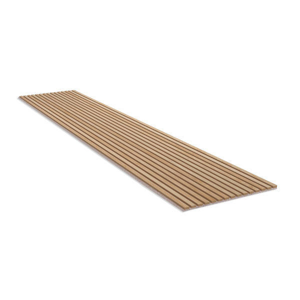 Eine perspektivische Aufnahme eines einzelnen, liegenden WoodUpp Akustikpaneels auf weißem Hintergrund. Das lange Paneel zeigt schmale, hellbraune Holzlamellen in Eichenoptik mit sichtbarer Maserung, die auf einer schalldämmenden, hellgrauen Filzunterlage angebracht sind. Es verdeutlicht die hochwertige Verarbeitung dieses beliebten WoodUpp Produkts.