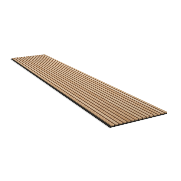 Eine schräge Aufnahme eines einzelnen, langen WoodUpp Akustikpaneels vor weißem Hintergrund. Das Paneel zeigt schmale, helle Holzlatten in Eichenoptik, die parallel auf einem schwarzen, schallabsorbierenden Akustikfilz angebracht sind. Die Struktur der Holzmaserung und der Kontrast zum dunklen Filz sind deutlich erkennbar.