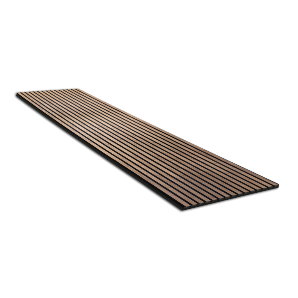 Eine diagonale Aufnahme eines einzelnen, langen WoodUpp Akustikpaneels vor einem reinweißen Hintergrund. Das Paneel besteht aus schmalen Holzlamellen in einer warmen Nussbaum-Optik, die auf einem schwarzen, schallabsorbierenden Filzträger montiert sind, wodurch ein moderner Lamellenwand-Effekt entsteht.