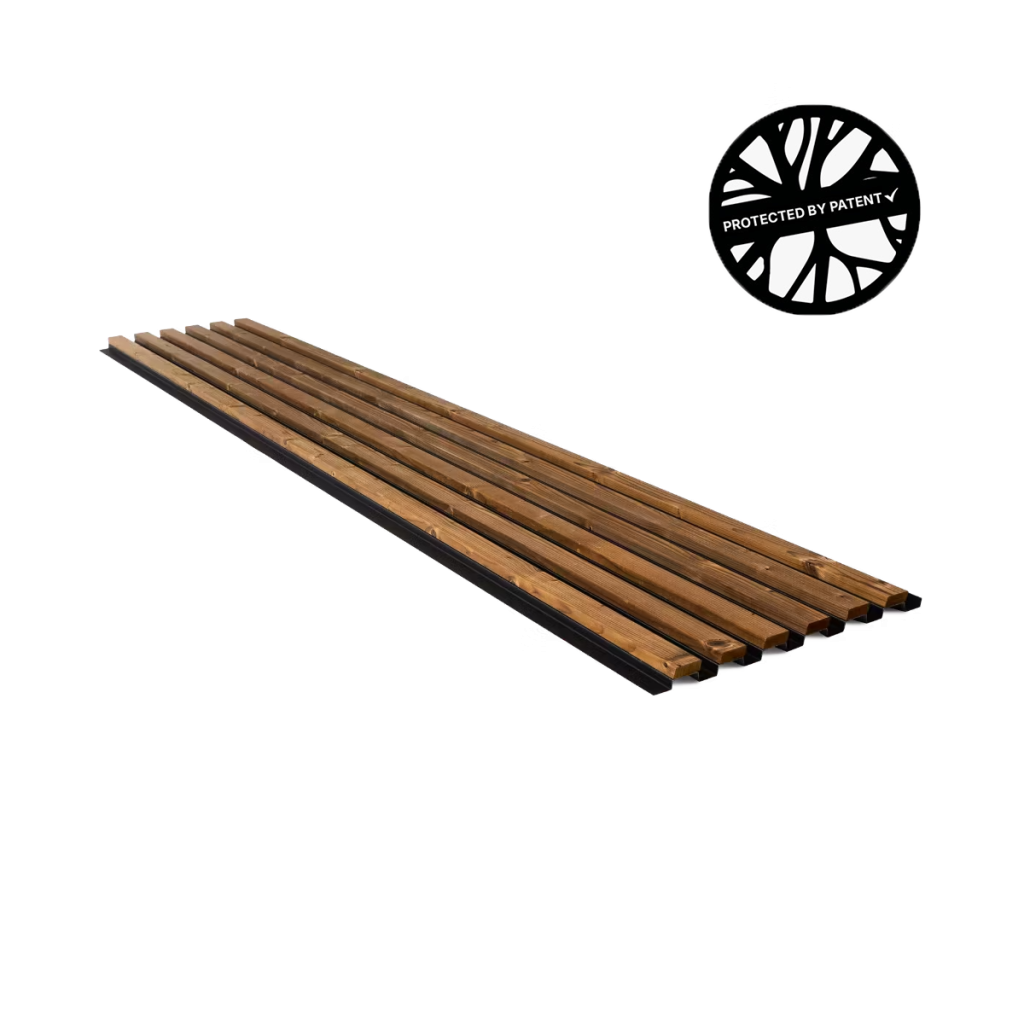 Dette billede viser et enkelt, langt WoodUpp akustikpanel med en rustik "Antik Eg" finish. De mørke trælameller med tydelige åretegninger er monteret på sort akustikfilt. Panellet ligger fladt på en hvid baggrund, og i øverste højre hjørne ses et rundt "PROTECTED BY PATENT" logo.