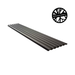 Billedet viser et WoodUpp akustikpanel, set skråt fra siden, liggende på en helt hvid baggrund. Panelet har mørkegrå lameller med en tydelig træstruktur. Disse lameller er monteret på en sort, lydabsorberende filtbaggrund. Øverst til højre ses et rundt logo, der indikerer patentbeskyttelse.