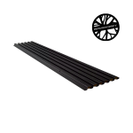 Et WoodUpp akustikpanel i sort eg, vist skråt fra siden på en hvid baggrund. Panelet består af mørke trælameller monteret på en sort akustikfilt. Man ser tydeligt lamellernes kant og trækerne. I øverste højre hjørne ses et rundt "PROTECTED BY PATENT" logo.