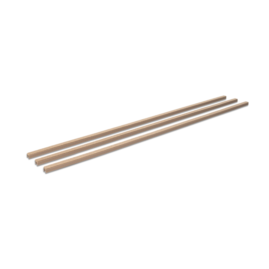 Diese Nahaufnahme zeigt drei separate WoodUpp Abschlussleisten, die diagonal über einen weißen Hintergrund verlaufen. Die Leisten haben eine helle Holzoptik, passend zu Eiche-Akustikpaneelen. Man erkennt deutlich das U-förmige Profil an den Enden, das entwickelt wurde, um die Kanten von WoodUpp Paneelen sauber abzudecken.