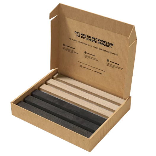 Eine Farbmusterbox, geöffnet mit zwei Farbmuster