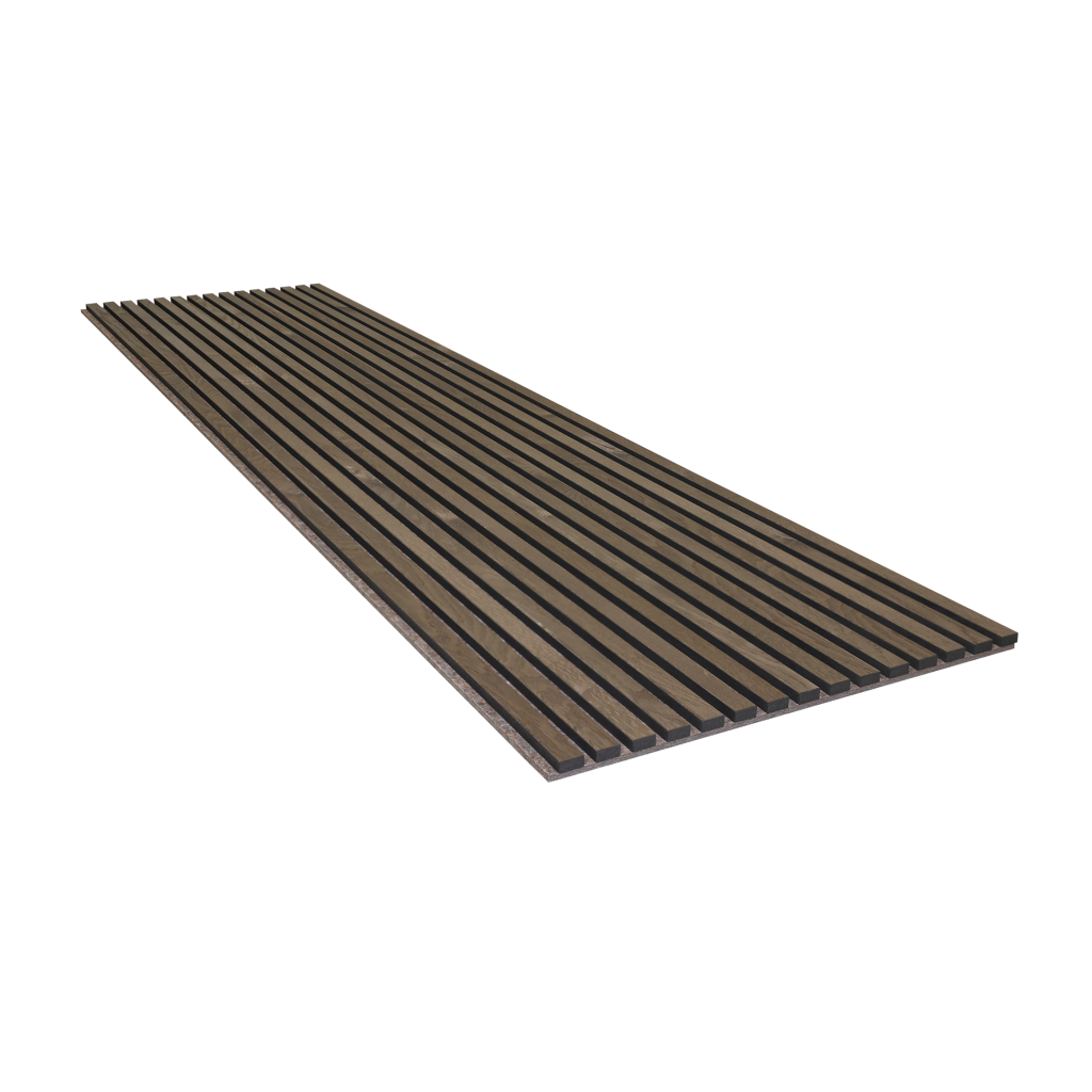 Eine Schrägaufnahme eines langen WoodUpp Akustikpaneels, das flach auf einem weißen Hintergrund liegt. Das Paneel zeigt dunkle, parallele Holzlamellen, die auf einem schwarzen Akustikfilz montiert sind. Die Holzstruktur der Lamellen ist deutlich erkennbar und verleiht dem Paneel eine edle, dunkle Optik.