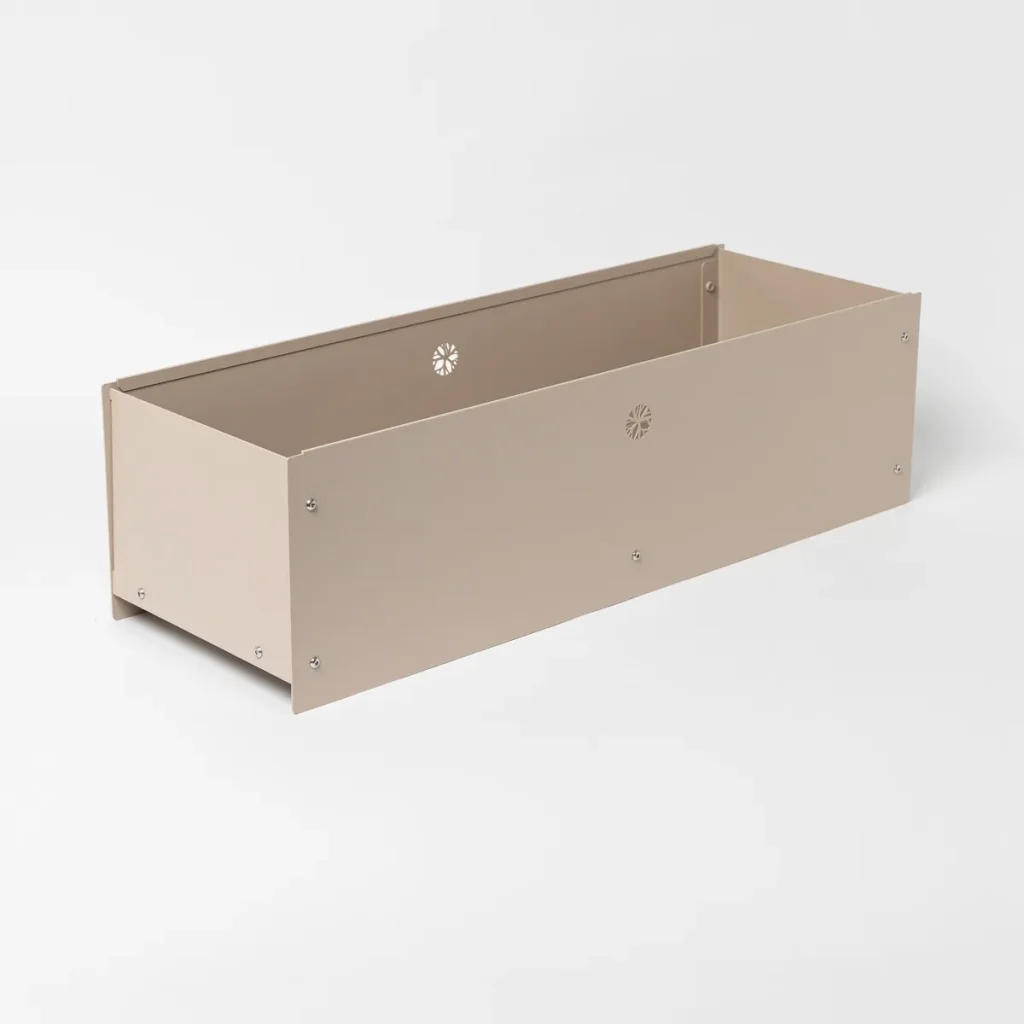 Bild 3 von 9 in EMBRACE | Nell Metal Box Galerie