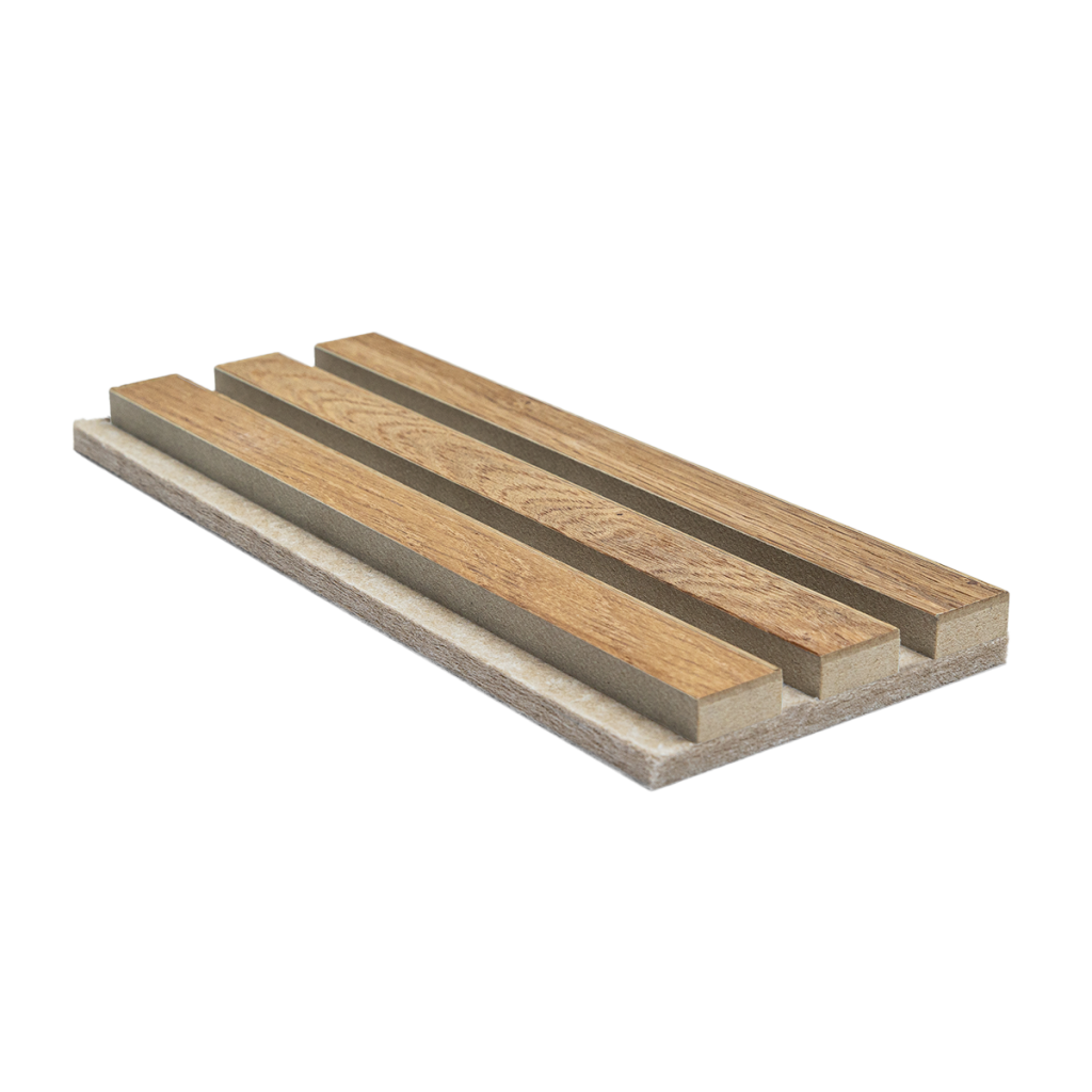 Dieses Bild zeigt ein detailliertes Musterstück eines WoodUpp Akustikpaneels. Es besteht aus drei hellbraunen Holzlamellen, vermutlich in Eichenoptik, die auf einem hellgrauen, schallabsorbierenden Akustikfilz montiert sind. Das Muster verdeutlicht die hochwertige Konstruktion der WoodUpp Wandverkleidung vor einem neutralen weißen Hintergrund.