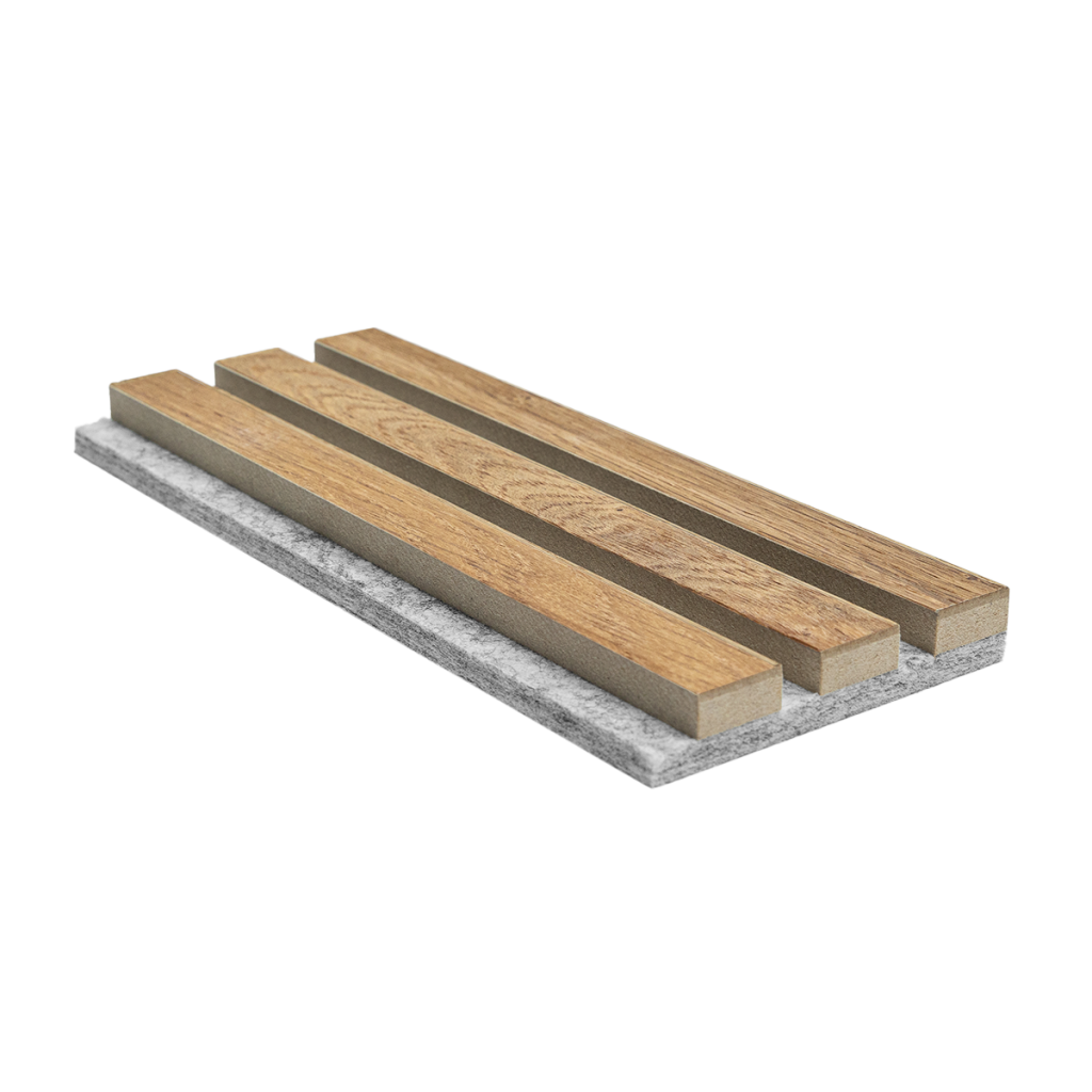 Diese Nahaufnahme zeigt ein WoodUpp Akustikpaneel-Musterstück vor weißem Hintergrund. Drei parallele Holzlamellen mit Eichenfurnier sind auf einer grauen, schalldämmenden Filzunterlage montiert. Der seitliche Blickwinkel verdeutlicht den Schichtaufbau und die Materialstärke des hochwertigen WoodUpp Produkts.
