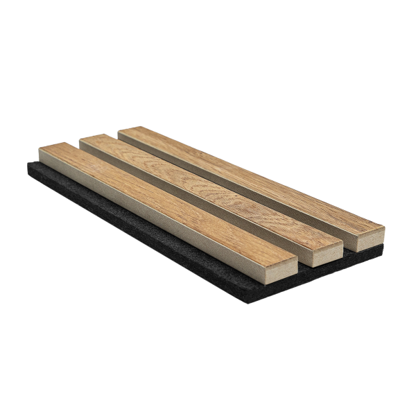 Eine detaillierte Nahaufnahme eines WoodUpp Akustikpaneel-Musters. Das Bild zeigt drei helle, eichenfarbene Holzlamellen mit deutlicher Maserung, die auf einem dicken, schwarzen Akustikfilz montiert sind. Die Seitenansicht verdeutlicht die Struktur der Holzleisten und des dunklen Filzträgers, freigestellt vor einem weißen Hintergrund.